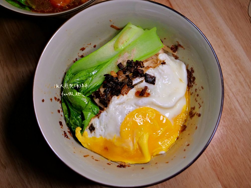 十三樓｜中興新村最美餐酒館，夢幻星空、悠揚駐唱＋調酒與輕食，營造沉浸式浪漫氛圍，展現眷村最Chill夜生活!!!2025新開幕～