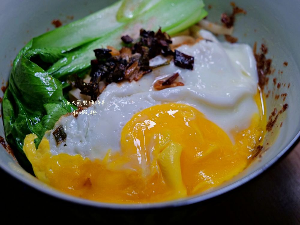 十三樓｜中興新村最美餐酒館，夢幻星空、悠揚駐唱＋調酒與輕食，營造沉浸式浪漫氛圍，展現眷村最Chill夜生活!!!2025新開幕～