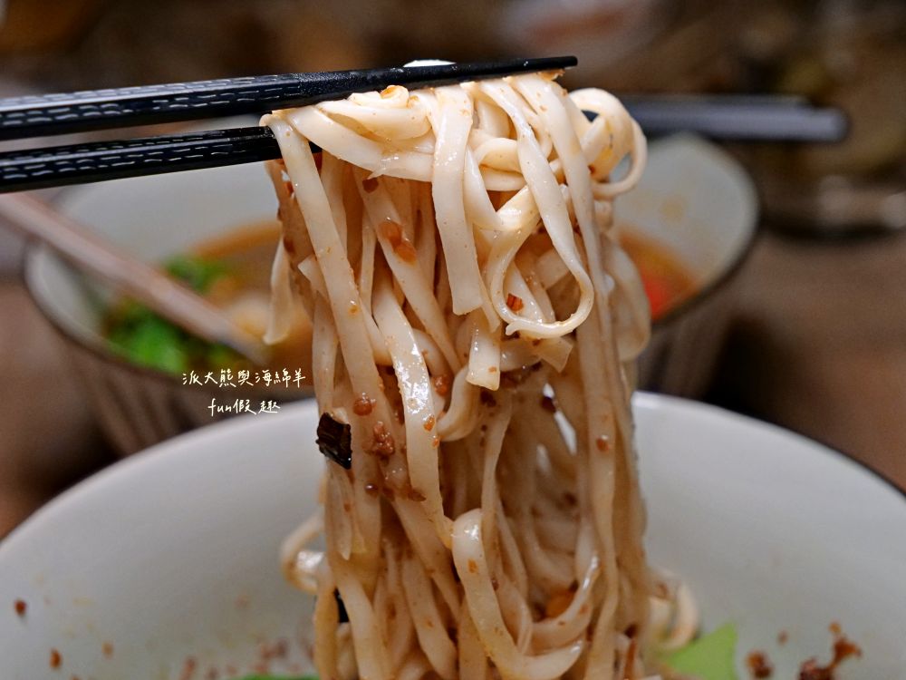 十三樓｜中興新村最美餐酒館，夢幻星空、悠揚駐唱＋調酒與輕食，營造沉浸式浪漫氛圍，展現眷村最Chill夜生活!!!2025新開幕～