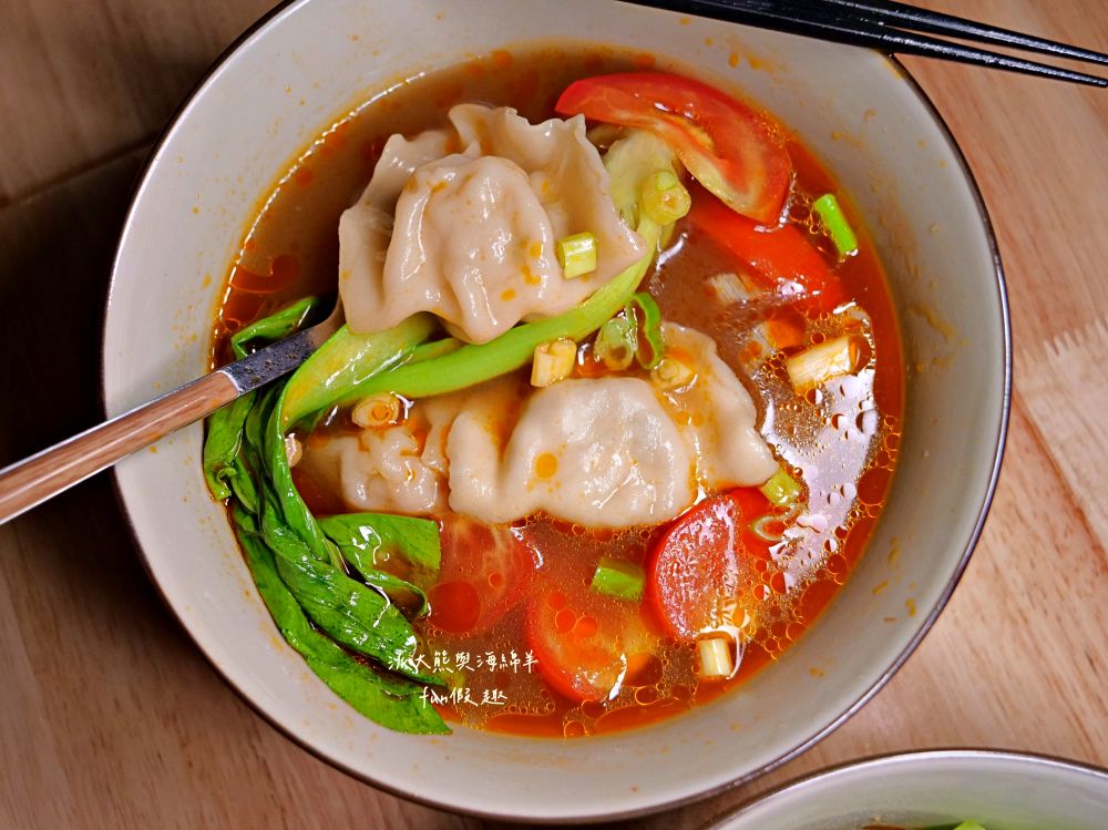 十三樓｜中興新村最美餐酒館，夢幻星空、悠揚駐唱＋調酒與輕食，營造沉浸式浪漫氛圍，展現眷村最Chill夜生活!!!2025新開幕～