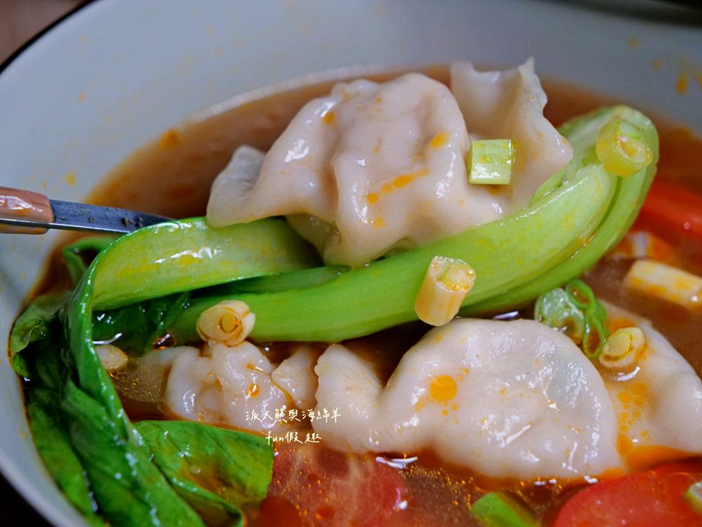 十三樓｜中興新村最美餐酒館，夢幻星空、悠揚駐唱＋調酒與輕食，營造沉浸式浪漫氛圍，展現眷村最Chill夜生活!!!2025新開幕～