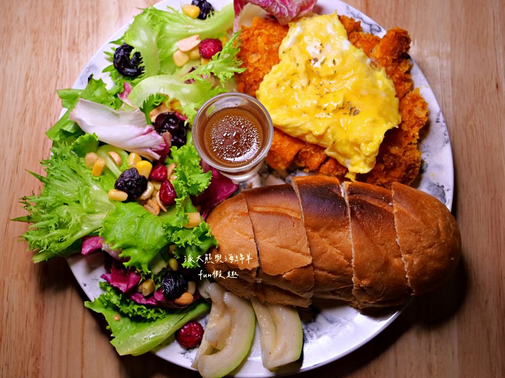 十三樓｜中興新村最美餐酒館，夢幻星空、悠揚駐唱＋調酒與輕食，營造沉浸式浪漫氛圍，展現眷村最Chill夜生活!!!2025新開幕～