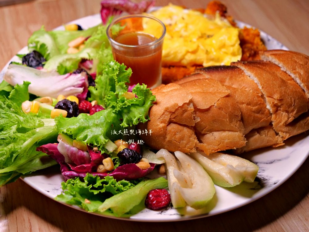 十三樓｜中興新村最美餐酒館，夢幻星空、悠揚駐唱＋調酒與輕食，營造沉浸式浪漫氛圍，展現眷村最Chill夜生活!!!2025新開幕～