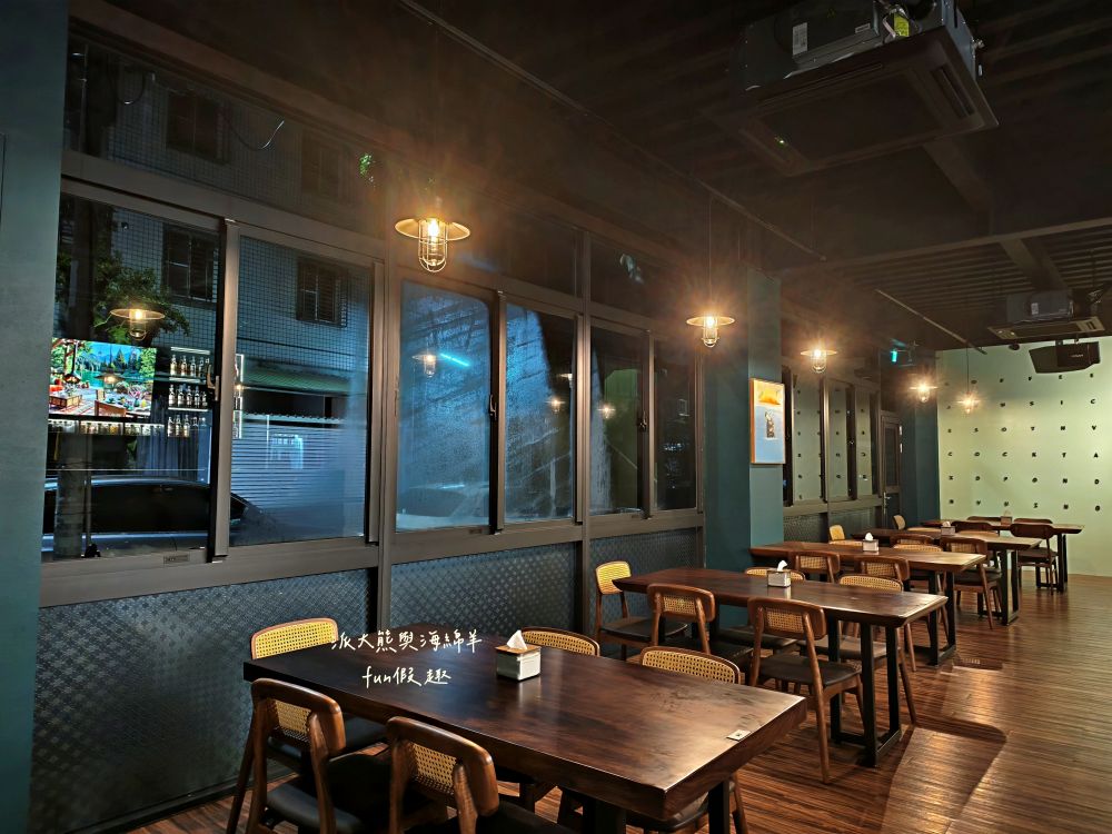 十三樓｜中興新村最美餐酒館，夢幻星空、悠揚駐唱＋調酒與輕食，營造沉浸式浪漫氛圍，展現眷村最Chill夜生活!!!2025新開幕～