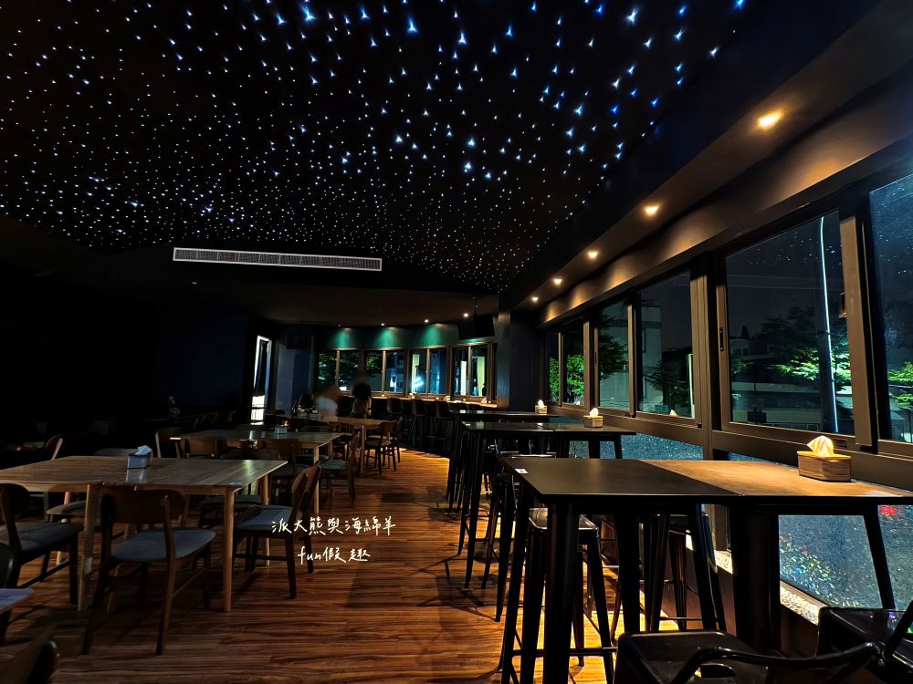 十三樓｜中興新村最美餐酒館，夢幻星空、悠揚駐唱＋調酒與輕食，營造沉浸式浪漫氛圍，展現眷村最Chill夜生活!!!2025新開幕～