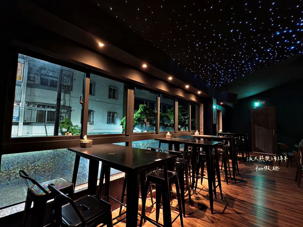 十三樓｜中興新村最美餐酒館，夢幻星空、悠揚駐唱＋調酒與輕食，營造沉浸式浪漫氛圍，展現眷村最Chill夜生活!!!2025新開幕～