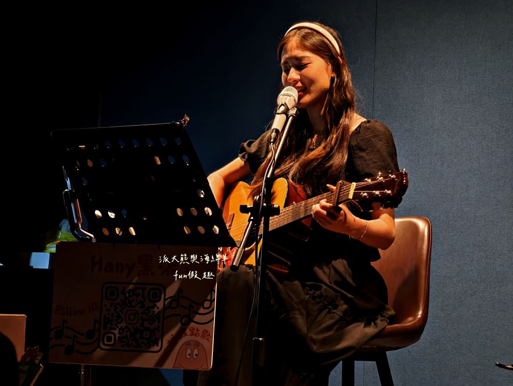 十三樓｜中興新村最美餐酒館，夢幻星空、悠揚駐唱＋調酒與輕食，營造沉浸式浪漫氛圍，展現眷村最Chill夜生活!!!2025新開幕～