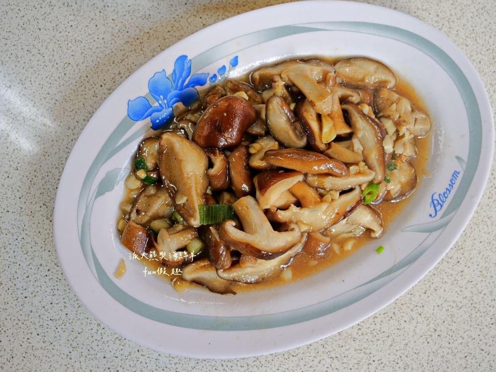 原鄉食堂｜隱藏南投清境農場旁的原住民風味餐廳，餐點平價美味又飽足！是走訪清境農場的用餐好選擇（必點刺蔥葉烘蛋&馬告土雞鍋＆銷魂烤肉拼盤）～吃了2次囉!