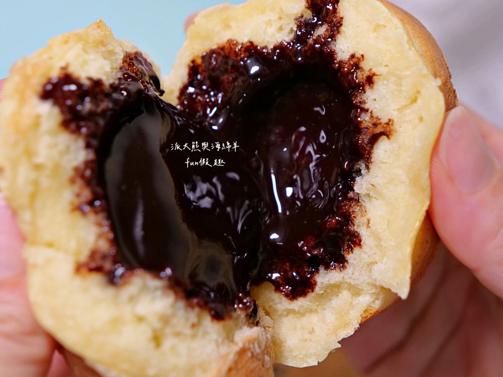 2025傳奇車輪燒【草屯總店】｜銅板價創意車輪燒，甜鹹兼備，外皮金黃酥脆、內餡爆滿流出來，紅豆綿密、芋頭濃香、珍奶Q彈、可可香醇，午後意外邂逅的幸福感！