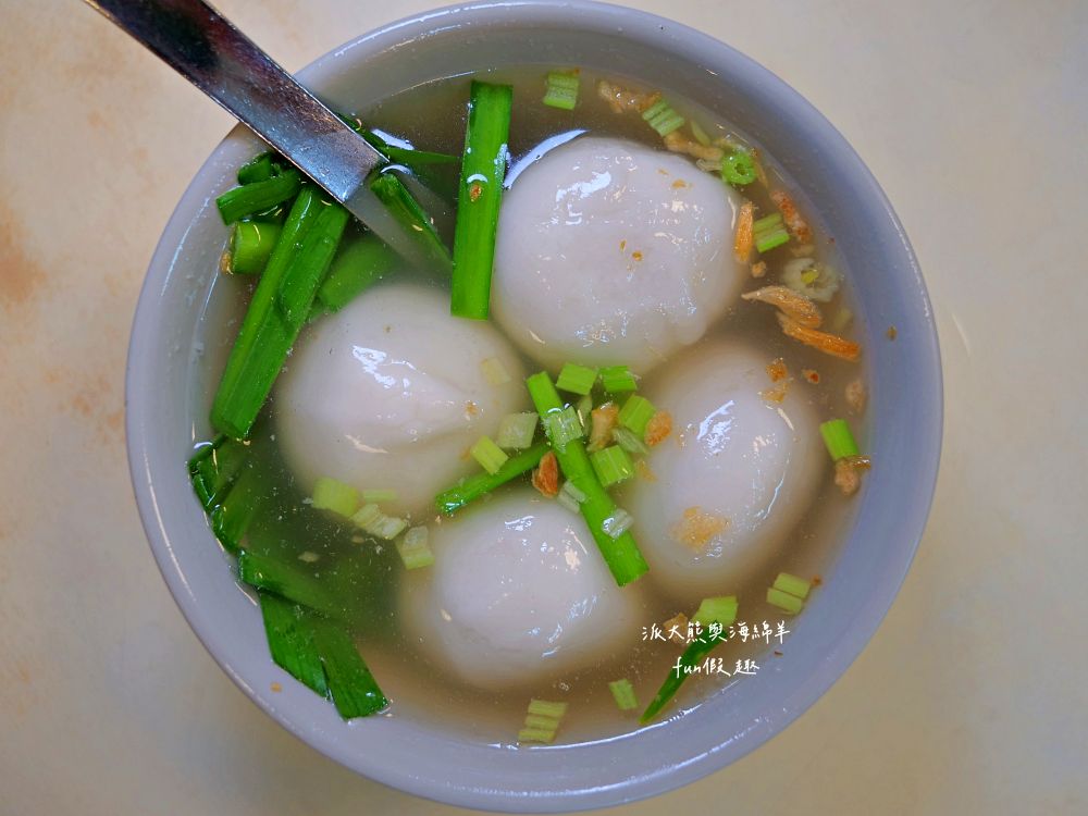 2025施家鮮肉湯圓｜延三夜市老字號美食，不只鮮肉湯圓超強，招牌乾麵、紅油抄手也都超好吃～排隊等待也值得！（曾於2019～2023年期間，入選臺北米其林必比登推介）