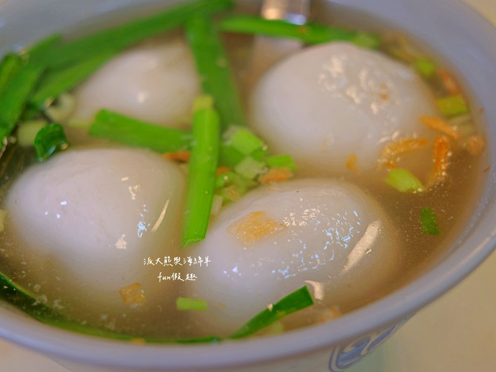 2025施家鮮肉湯圓｜延三夜市老字號美食，不只鮮肉湯圓超強，招牌乾麵、紅油抄手也都超好吃～排隊等待也值得！（曾於2019～2023年期間，入選臺北米其林必比登推介）