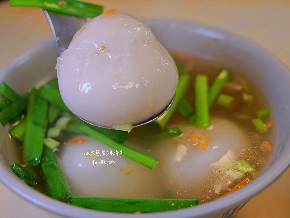 2025施家鮮肉湯圓｜延三夜市老字號美食，不只鮮肉湯圓超強，招牌乾麵、紅油抄手也都超好吃～排隊等待也值得！（曾於2019～2023年期間，入選臺北米其林必比登推介）