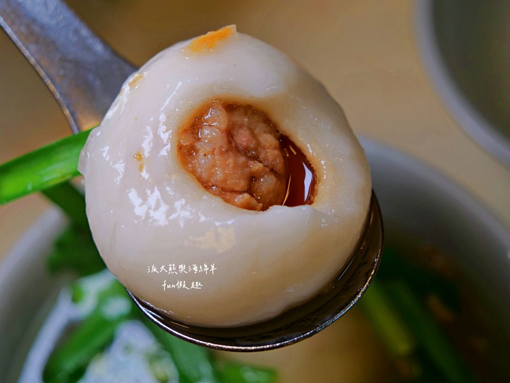 2025施家鮮肉湯圓｜延三夜市老字號美食，不只鮮肉湯圓超強，招牌乾麵、紅油抄手也都超好吃～排隊等待也值得！（曾於2019～2023年期間，入選臺北米其林必比登推介）