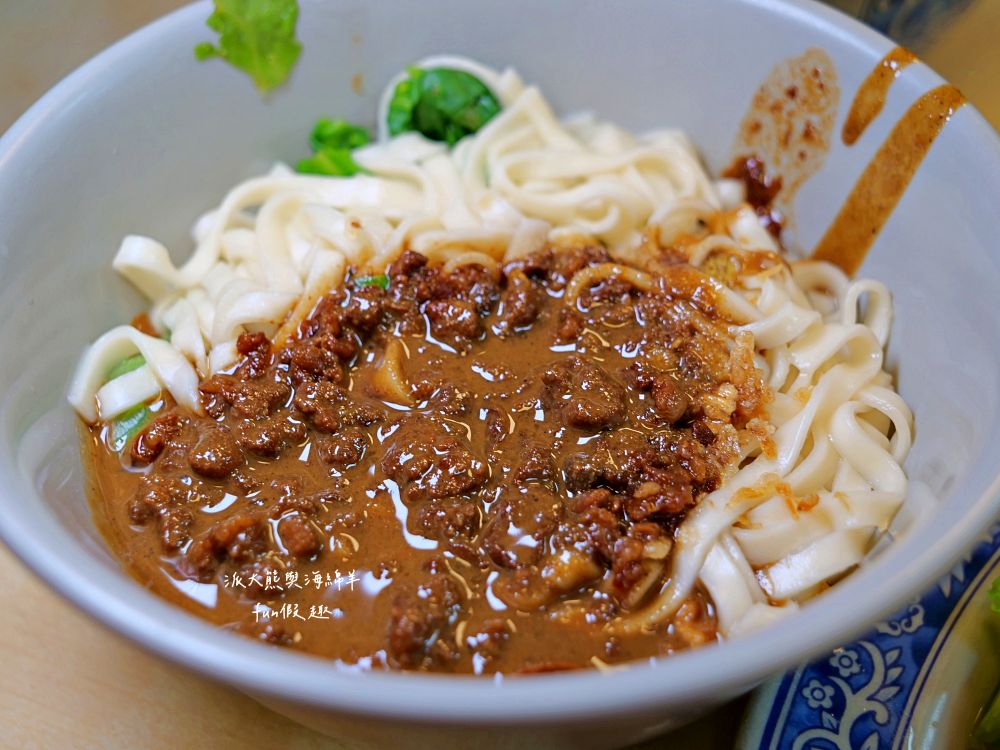 2025施家鮮肉湯圓｜延三夜市老字號美食，不只鮮肉湯圓超強，招牌乾麵、紅油抄手也都超好吃～排隊等待也值得！（曾於2019～2023年期間，入選臺北米其林必比登推介）