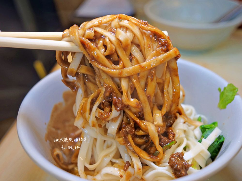 2025施家鮮肉湯圓｜延三夜市老字號美食，不只鮮肉湯圓超強，招牌乾麵、紅油抄手也都超好吃～排隊等待也值得！（曾於2019～2023年期間，入選臺北米其林必比登推介）