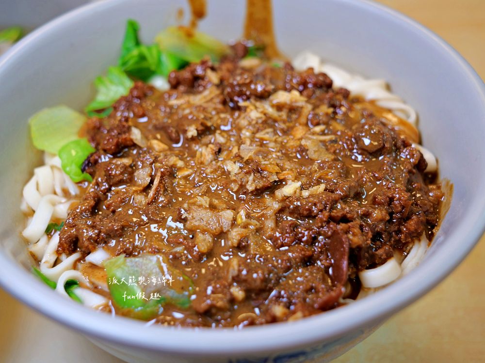 2025施家鮮肉湯圓｜延三夜市老字號美食，不只鮮肉湯圓超強，招牌乾麵、紅油抄手也都超好吃～排隊等待也值得！（曾於2019～2023年期間，入選臺北米其林必比登推介）