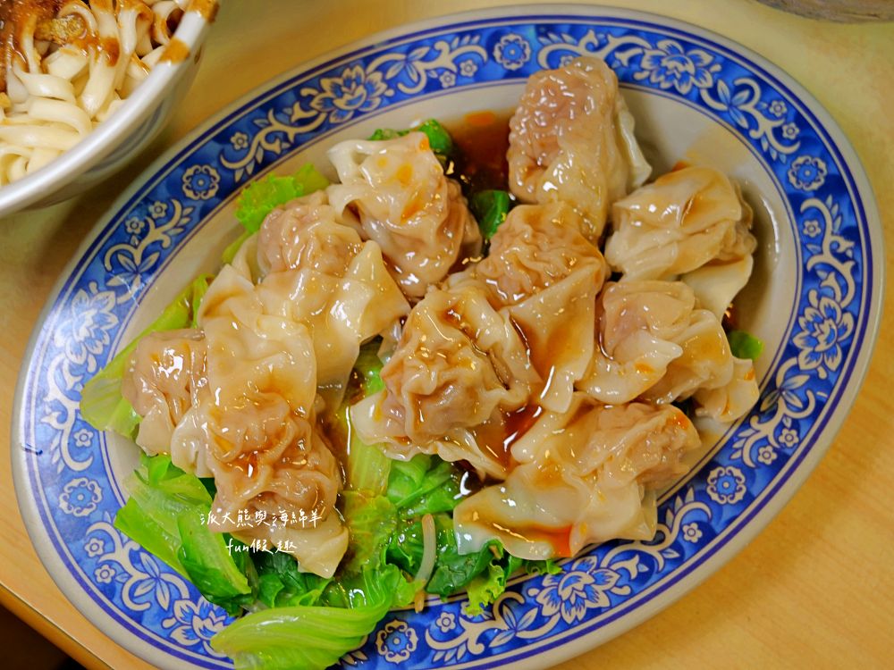 2025施家鮮肉湯圓｜延三夜市老字號美食，不只鮮肉湯圓超強，招牌乾麵、紅油抄手也都超好吃～排隊等待也值得！（曾於2019～2023年期間，入選臺北米其林必比登推介）