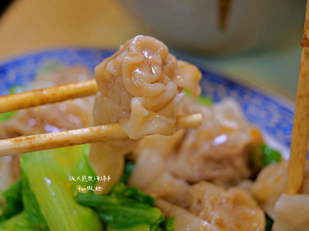 2025施家鮮肉湯圓｜延三夜市老字號美食，不只鮮肉湯圓超強，招牌乾麵、紅油抄手也都超好吃～排隊等待也值得！（曾於2019～2023年期間，入選臺北米其林必比登推介）