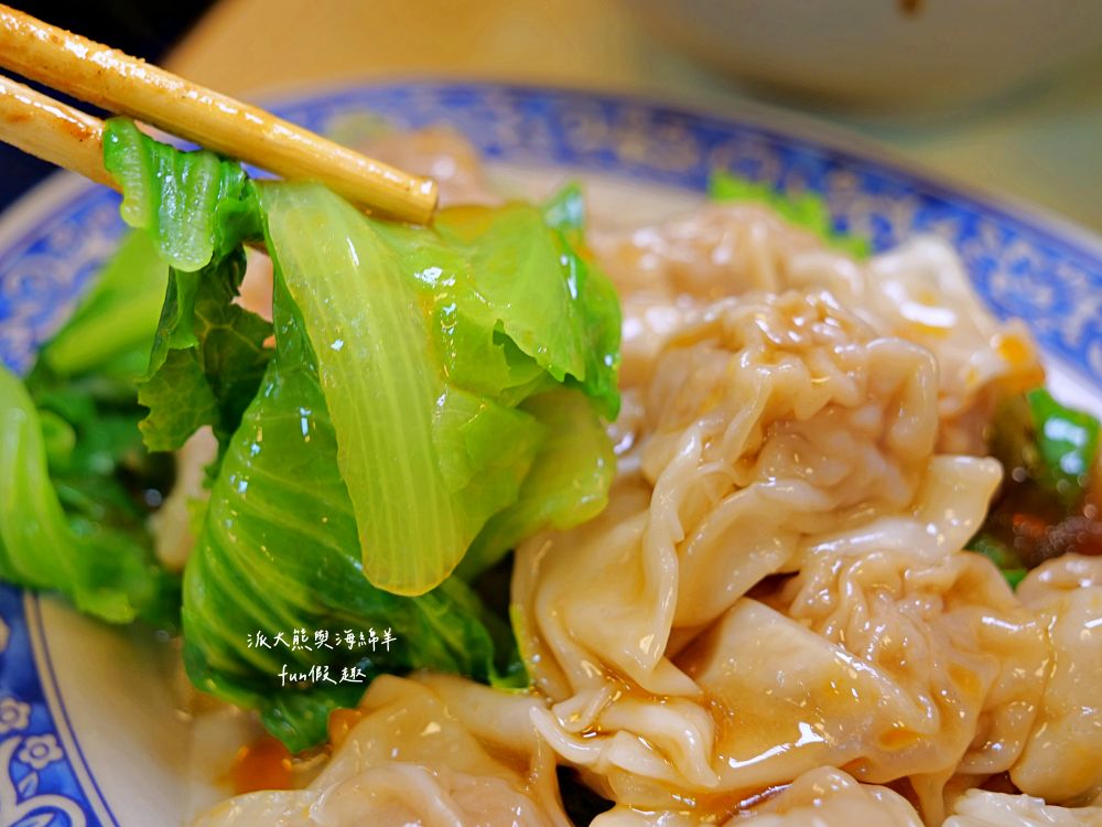 2025施家鮮肉湯圓｜延三夜市老字號美食，不只鮮肉湯圓超強，招牌乾麵、紅油抄手也都超好吃～排隊等待也值得！（曾於2019～2023年期間，入選臺北米其林必比登推介）