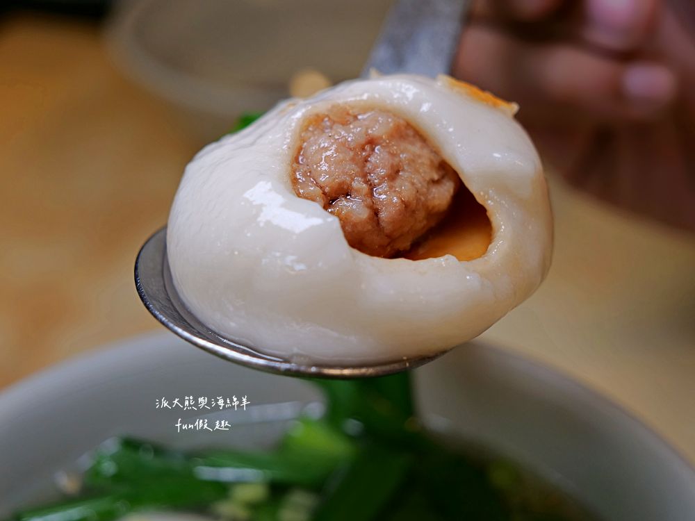 2025施家鮮肉湯圓｜延三夜市老字號美食，不只鮮肉湯圓超強，招牌乾麵、紅油抄手也都超好吃～排隊等待也值得！（曾於2019～2023年期間，入選臺北米其林必比登推介）