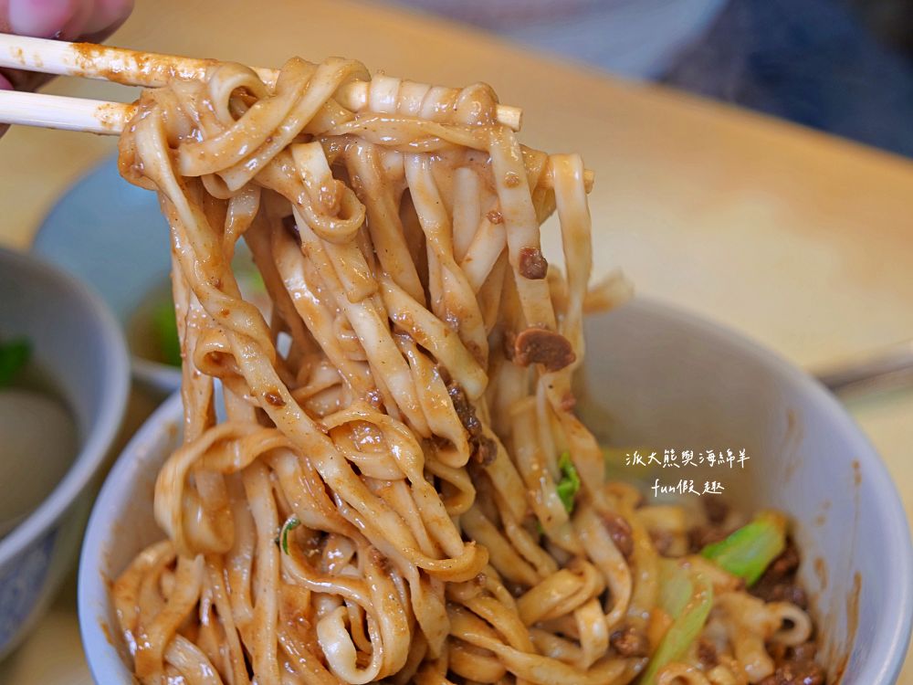 2025施家鮮肉湯圓｜延三夜市老字號美食，不只鮮肉湯圓超強，招牌乾麵、紅油抄手也都超好吃～排隊等待也值得！（曾於2019～2023年期間，入選臺北米其林必比登推介）