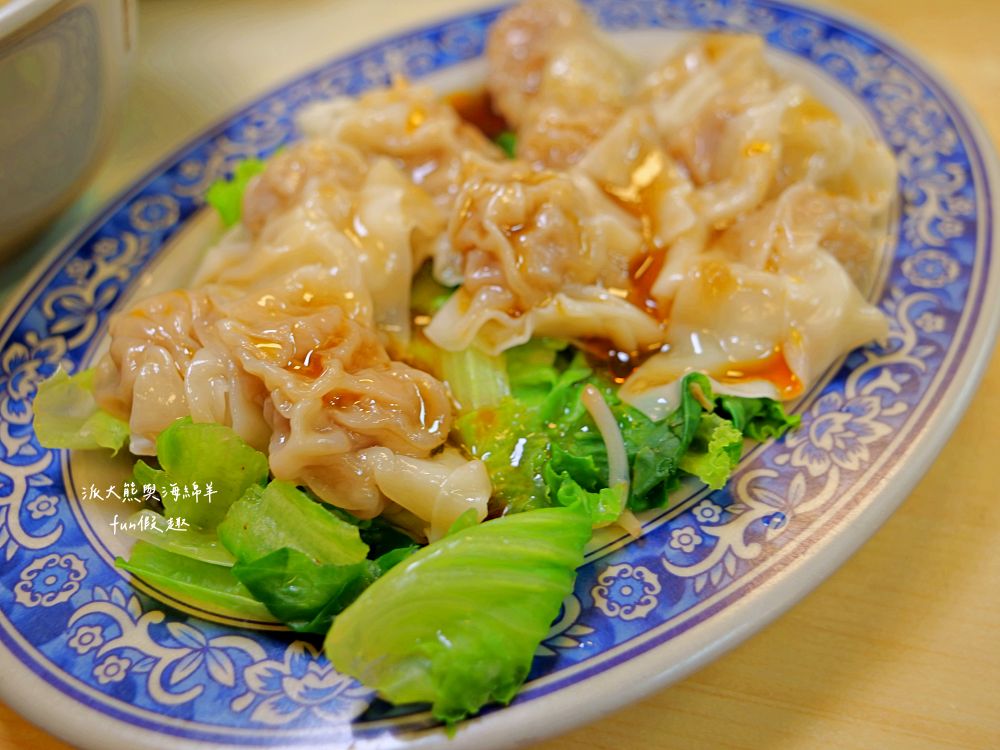 2025施家鮮肉湯圓｜延三夜市老字號美食，不只鮮肉湯圓超強，招牌乾麵、紅油抄手也都超好吃～排隊等待也值得！（曾於2019～2023年期間，入選臺北米其林必比登推介）