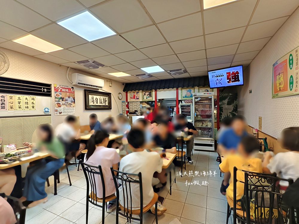 2025施家鮮肉湯圓｜延三夜市老字號美食，不只鮮肉湯圓超強，招牌乾麵、紅油抄手也都超好吃～排隊等待也值得！（曾於2019～2023年期間，入選臺北米其林必比登推介）