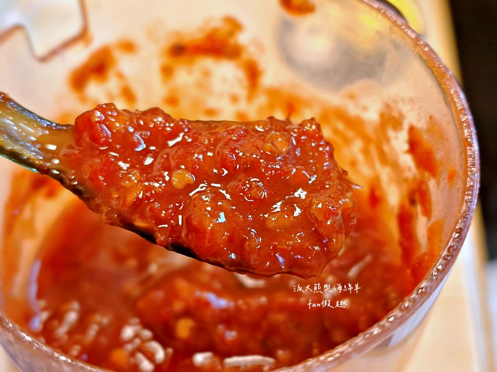 2025施家鮮肉湯圓｜延三夜市老字號美食，不只鮮肉湯圓超強，招牌乾麵、紅油抄手也都超好吃～排隊等待也值得！（曾於2019～2023年期間，入選臺北米其林必比登推介）