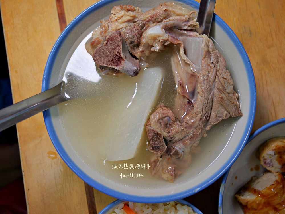 2025灶頂 原汁排骨湯高麗菜飯｜鄰近捷運大橋頭站，延三夜市必訪懷舊美食，招牌高麗菜飯＋原汁排骨湯，重溫臺北夜市老味道！（曾於2019～2023年期間，入選臺北米其林必比登推介）