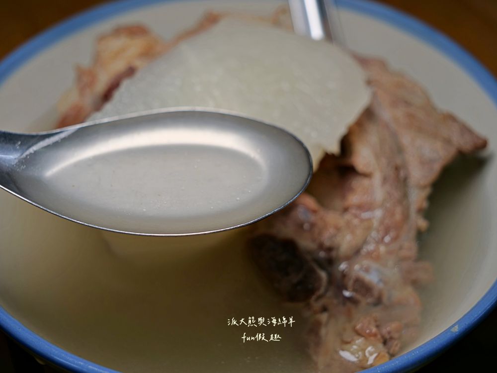 2025灶頂 原汁排骨湯高麗菜飯｜鄰近捷運大橋頭站，延三夜市必訪懷舊美食，招牌高麗菜飯＋原汁排骨湯，重溫臺北夜市老味道！（曾於2019～2023年期間，入選臺北米其林必比登推介）