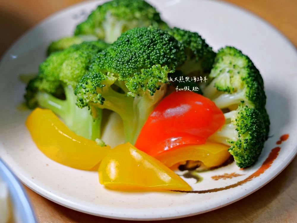 2025灶頂 原汁排骨湯高麗菜飯｜鄰近捷運大橋頭站，延三夜市必訪懷舊美食，招牌高麗菜飯＋原汁排骨湯，重溫臺北夜市老味道！（曾於2019～2023年期間，入選臺北米其林必比登推介）