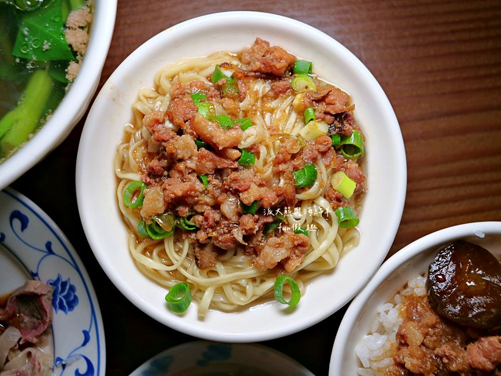 2025葉家古早味｜南投集賢路老字號麵館！除招牌南投意麵外，魯肉飯、油豆腐、隔間肉與冬粉肉湯同樣不容錯過，銅板價格很親民，難怪用餐時段經常人氣爆棚！