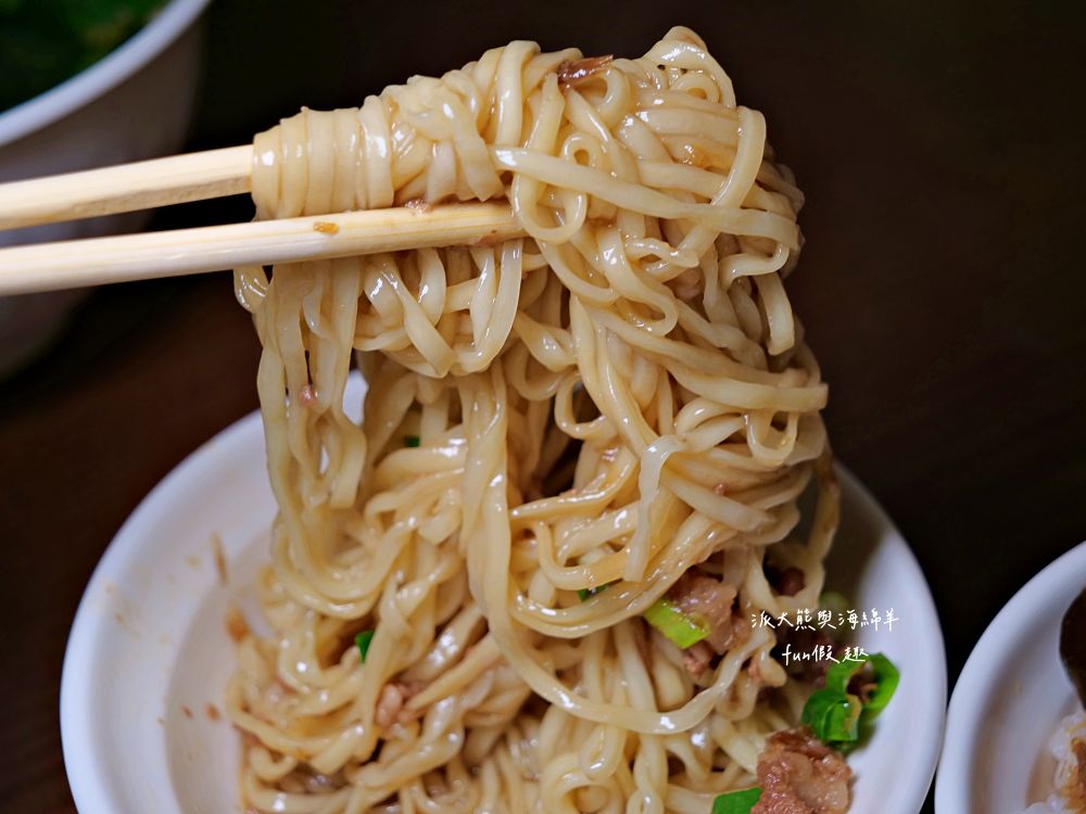 2025葉家古早味｜南投集賢路老字號麵館！除招牌南投意麵外，魯肉飯、油豆腐、隔間肉與冬粉肉湯同樣不容錯過，銅板價格很親民，難怪用餐時段經常人氣爆棚！