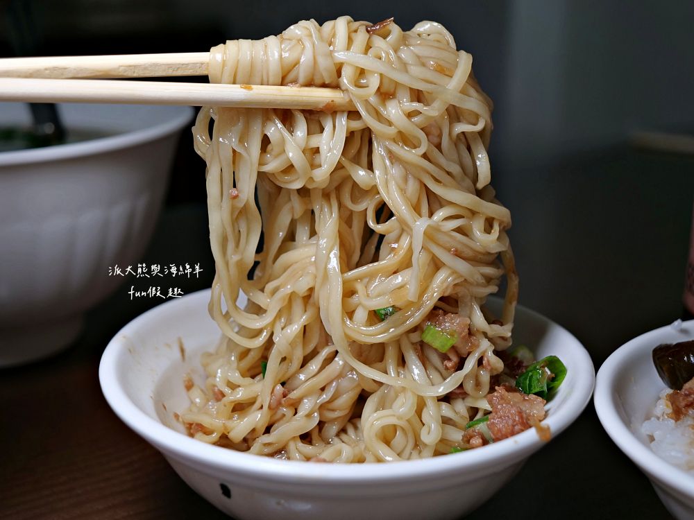 2025葉家古早味｜南投集賢路老字號麵館！除招牌南投意麵外，魯肉飯、油豆腐、隔間肉與冬粉肉湯同樣不容錯過，銅板價格很親民，難怪用餐時段經常人氣爆棚！