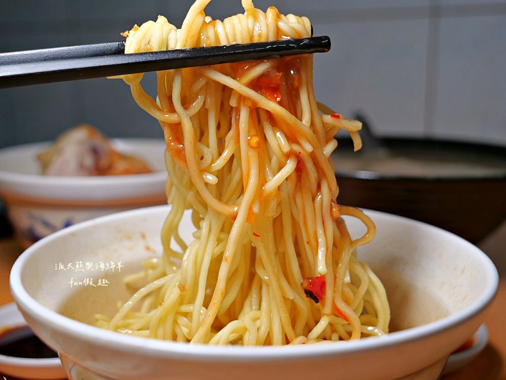 賣麵炎仔｜大稻埕高CP值排隊美食，超過80年老字號，米其林必比登推介6連霸！低調老店生意卻是超火熱！