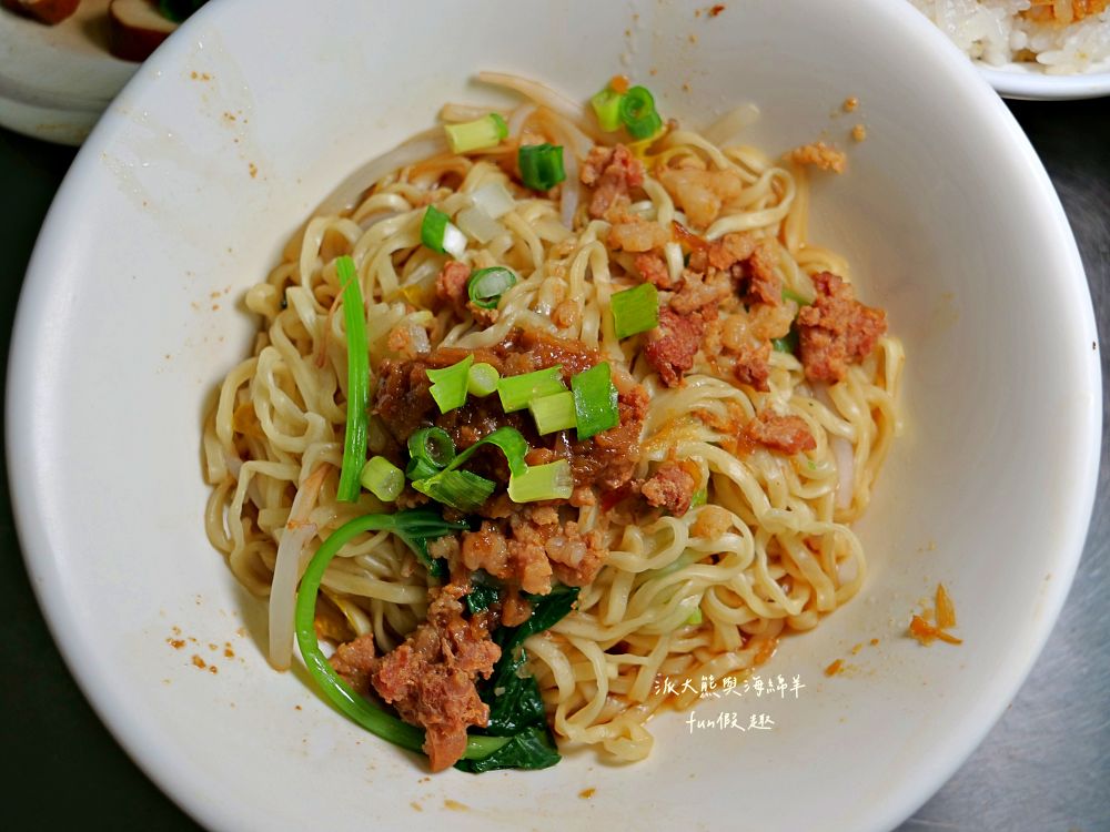 順藝意麵｜南投市中心圓環旁親民小店，招牌南投意麵只要30元銅板價，超高CP值大大滿足，簡單美味征服味蕾，在地人早午餐好去處！