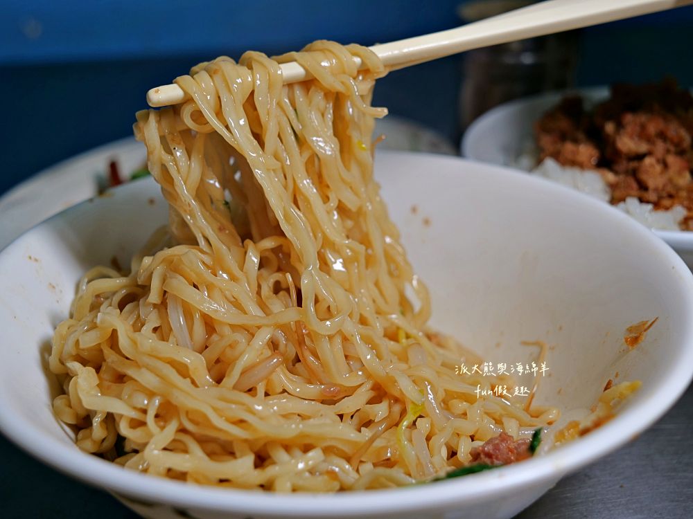 順藝意麵｜南投市中心圓環旁親民小店，招牌南投意麵只要30元銅板價，超高CP值大大滿足，簡單美味征服味蕾，在地人早午餐好去處！