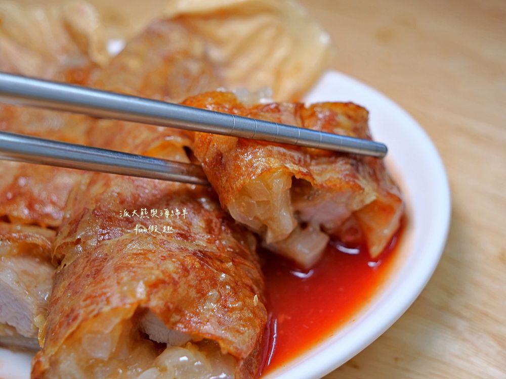 2025大稻埕保安街賴記雞卷｜慈聖宮前超夯排隊廟口小吃～古早味雞卷外酥內嫩超涮嘴，搭配黃瓜片更解膩！