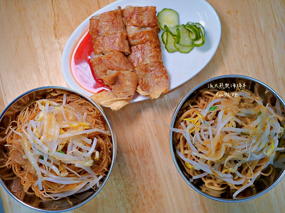 2025大稻埕保安街賴記雞卷｜慈聖宮前超夯排隊廟口小吃～古早味雞卷外酥內嫩超涮嘴，搭配黃瓜片更解膩！