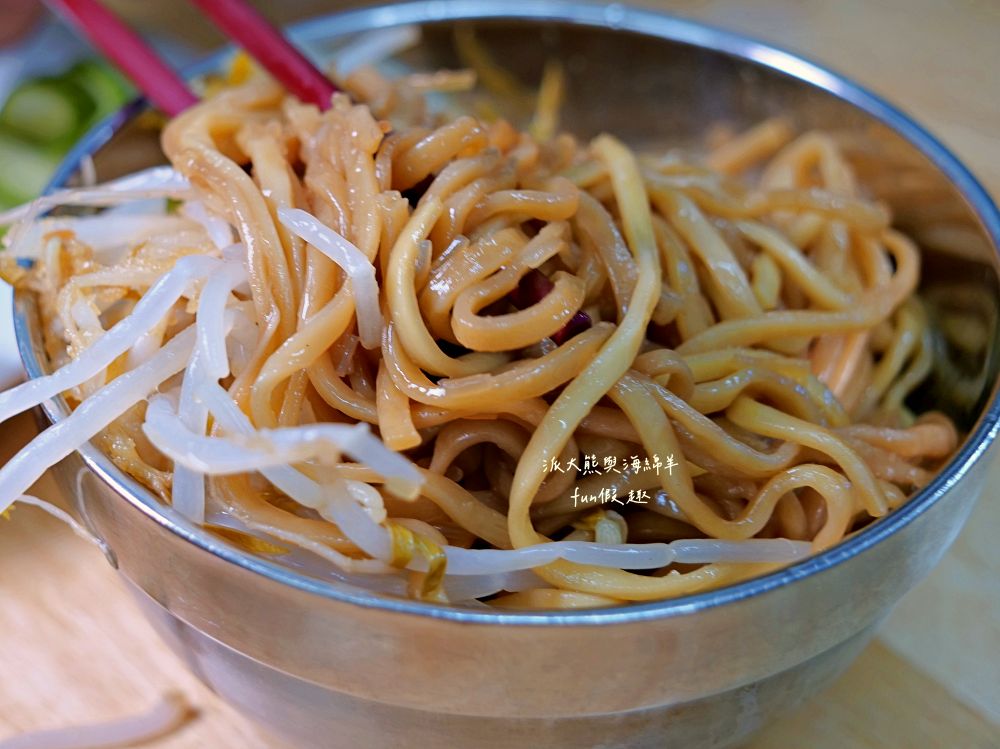 2025大稻埕吳媽媽古早味豬血湯｜慈聖宮廟口美食，古早味豬血湯+炒米粉，親民價格搭配市井街頭風情，是在地懷舊的台式早午餐！