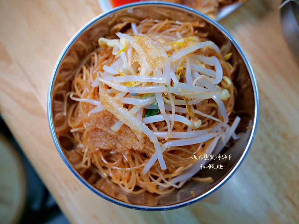 2025大稻埕吳媽媽古早味豬血湯｜慈聖宮廟口美食，古早味豬血湯+炒米粉，親民價格搭配市井街頭風情，是在地懷舊的台式早午餐！