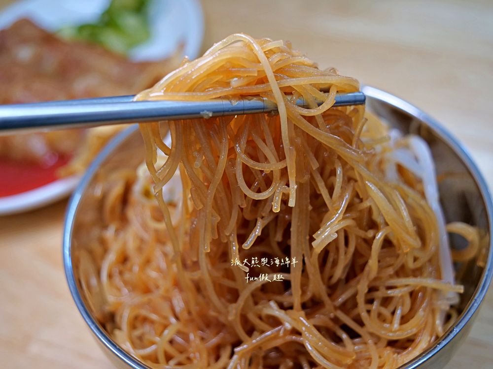 2025大稻埕吳媽媽古早味豬血湯｜慈聖宮廟口美食，古早味豬血湯+炒米粉，親民價格搭配市井街頭風情，是在地懷舊的台式早午餐！