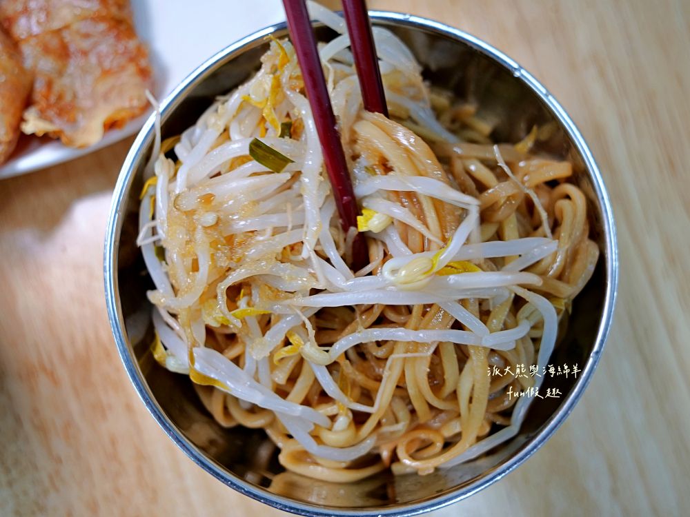 2025大稻埕吳媽媽古早味豬血湯｜慈聖宮廟口美食，古早味豬血湯+炒米粉，親民價格搭配市井街頭風情，是在地懷舊的台式早午餐！