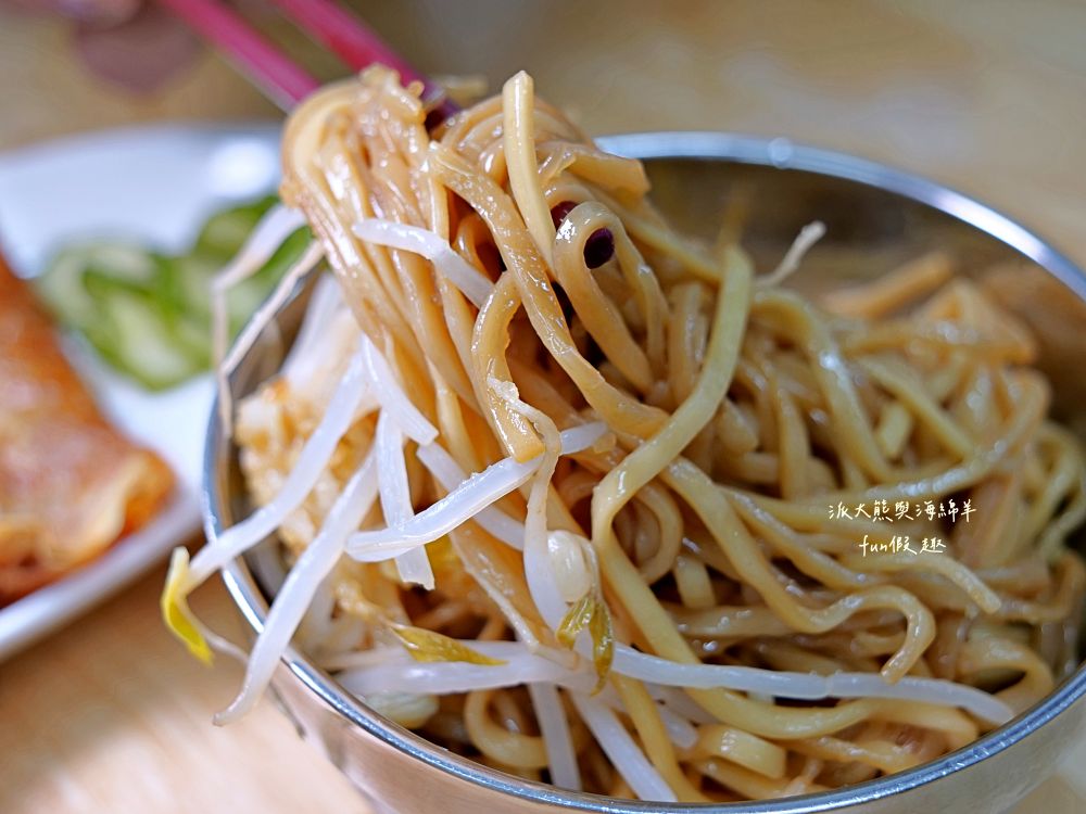 2025大稻埕吳媽媽古早味豬血湯｜慈聖宮廟口美食，古早味豬血湯+炒米粉，親民價格搭配市井街頭風情，是在地懷舊的台式早午餐！