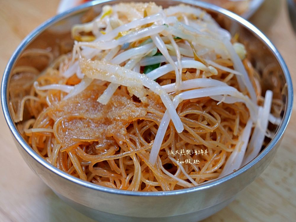 2025大稻埕吳媽媽古早味豬血湯｜慈聖宮廟口美食，古早味豬血湯+炒米粉，親民價格搭配市井街頭風情，是在地懷舊的台式早午餐！