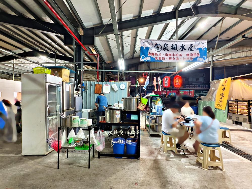 2025嵐楓水產｜藏身草屯新大觀市場的隱藏美食！平價海鮮鍋物、湯飯，還有超濃郁砂鍋鮭魚頭，市場攤位卻有超水準海鮮料理！滿滿料超暖胃～114