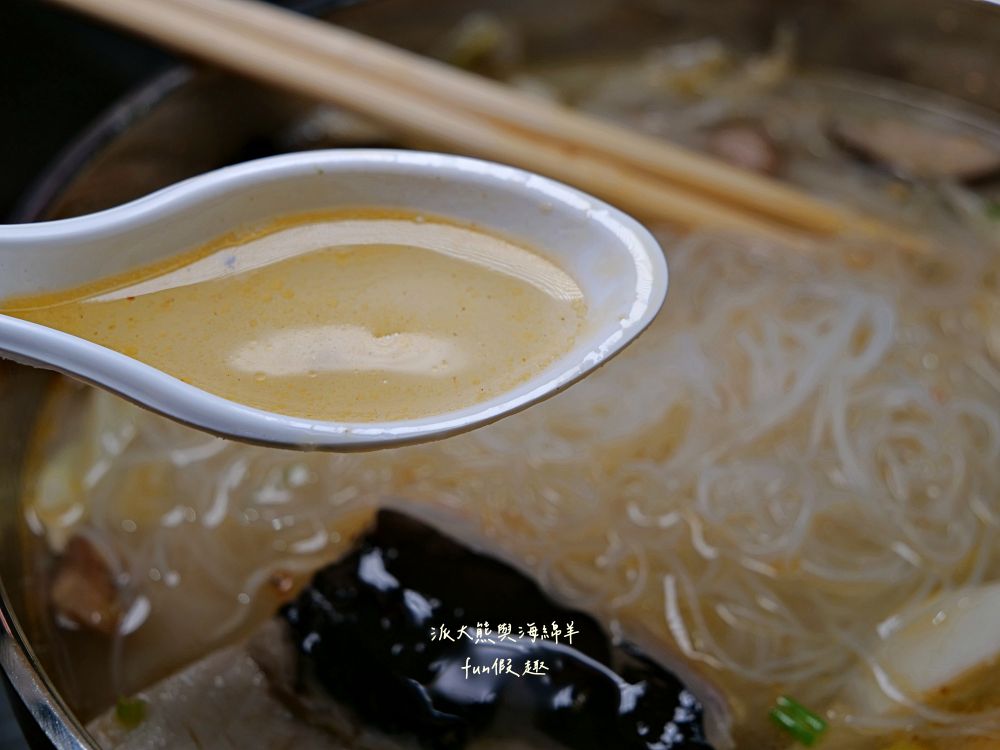 2025嵐楓水產｜藏身草屯新大觀市場的隱藏美食！平價海鮮鍋物、湯飯，還有超濃郁砂鍋鮭魚頭，市場攤位卻有超水準海鮮料理！滿滿料超暖胃～114