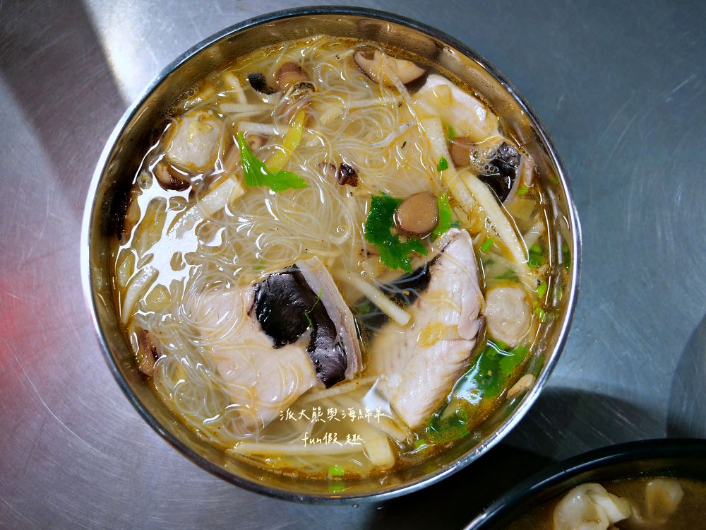 2025嵐楓水產｜藏身草屯新大觀市場的隱藏美食！平價海鮮鍋物、湯飯，還有超濃郁砂鍋鮭魚頭，市場攤位卻有超水準海鮮料理！滿滿料超暖胃～114