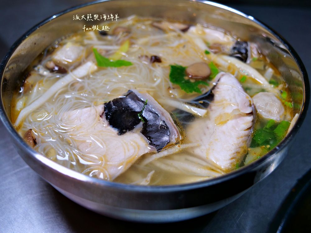 2025嵐楓水產｜藏身草屯新大觀市場的隱藏美食！平價海鮮鍋物、湯飯，還有超濃郁砂鍋鮭魚頭，市場攤位卻有超水準海鮮料理！滿滿料超暖胃～114