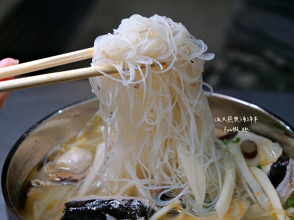 2025嵐楓水產｜藏身草屯新大觀市場的隱藏美食！平價海鮮鍋物、湯飯，還有超濃郁砂鍋鮭魚頭，市場攤位卻有超水準海鮮料理！滿滿料超暖胃～114